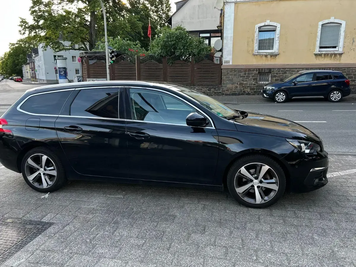 Gebraucht Peugeot 308 Allure 131 PS (96 kW) 2019 Schwarz Kombi