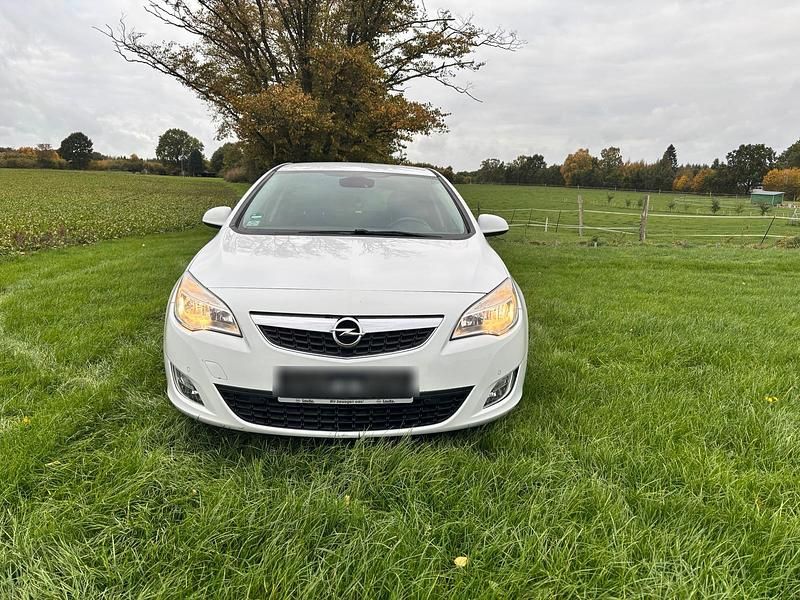 Weiß Gebraucht 2011 Opel Astra Kleinwagen | 4.200 € (Fairer Preis) - Bild 1/4