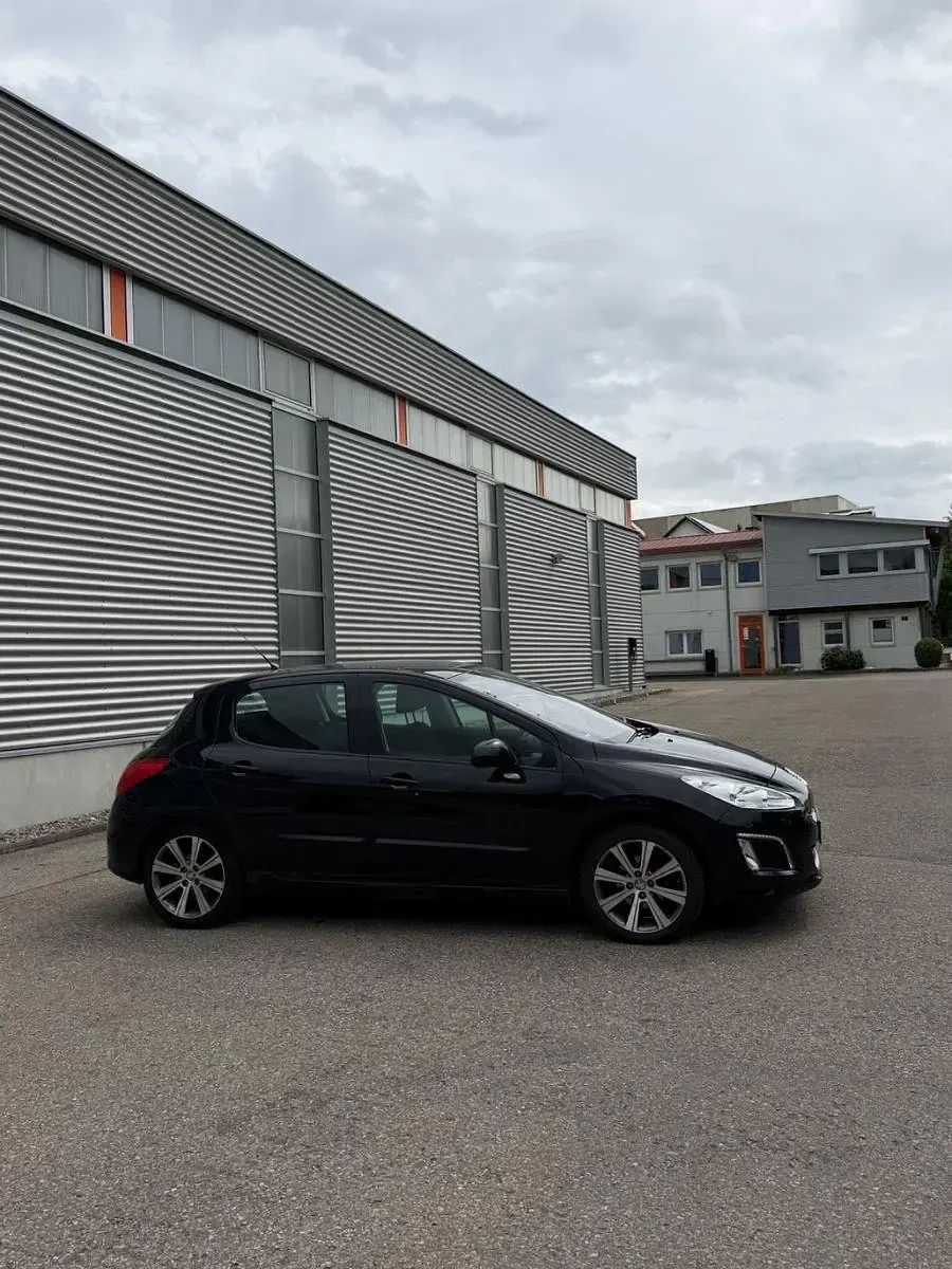 Gebraucht Peugeot 308 Active 120 PS (88 kW) 2011 Schwarz Limousine