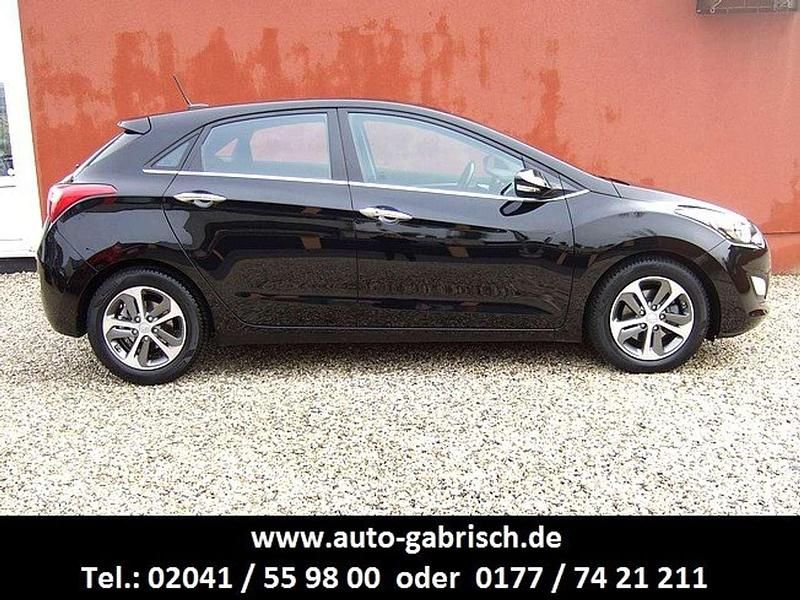 Gebraucht Hyundai i30 YES! 101 PS (74 kW) 2015 Phantom black / mic Kleinwagen