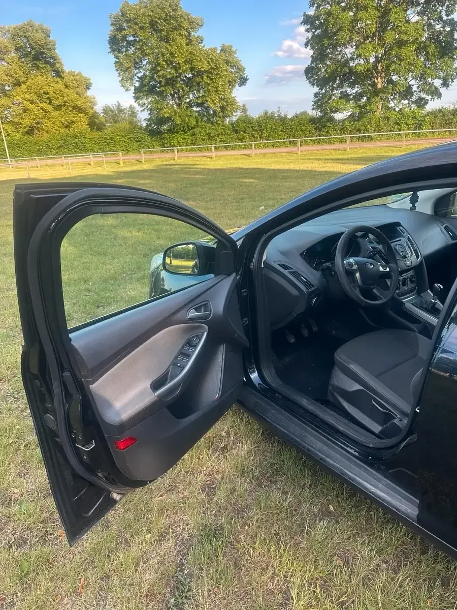 Gebraucht Ford Focus 105 PS (77 kW) 2011 Schwarz Kleinwagen