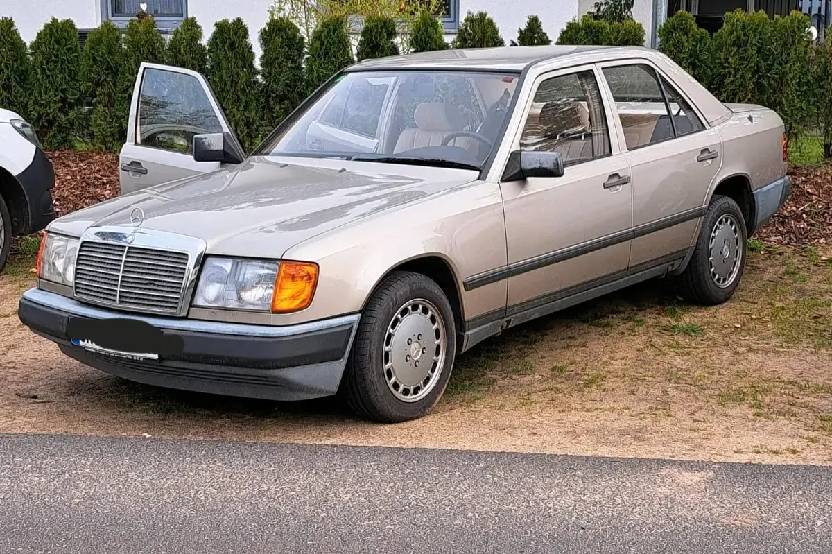 Gebraucht Mercedes E230 137 PS (100 kW) 1985 Gold Limousine