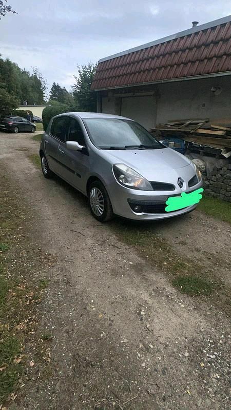 Grau Gebraucht 2006 Renault Clio II Kleinwagen | 850 € (Superpreis) - Bild 1/4