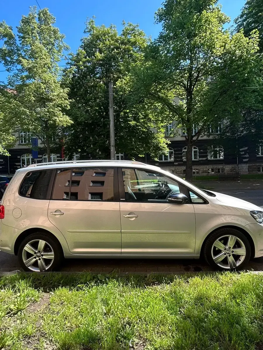 Gebraucht VW Touran Style 140 PS (102 kW) 2011 Grau Van / Kleinbus