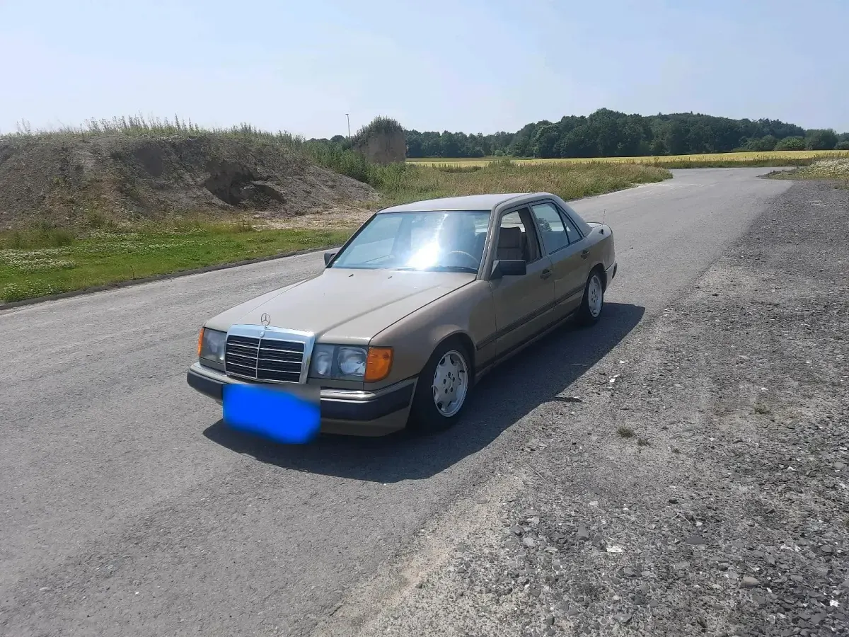 Gebraucht Mercedes E230 132 PS (97 kW) 1987 Beige Limousine