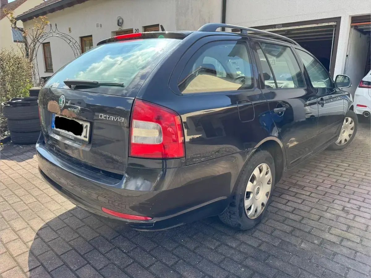Gebraucht Skoda Octavia Ambition 122 PS (89 kW) 2012 Schwarz Kombi