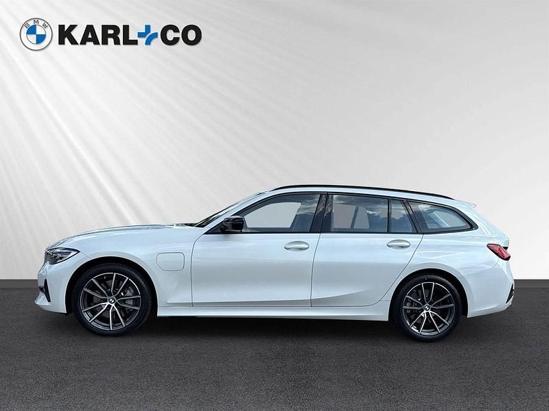 Weiss Gebraucht 2021 BMW 330e Sport Line Kombi | 28.698 € (Fairer Preis) - Bild 1/4