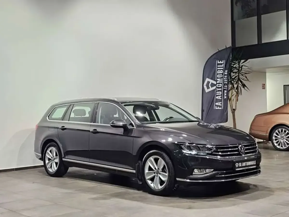 Gebraucht VW Passat Sport 200 PS (147 kW) 2024 Mangan grau (metallic) Kombi