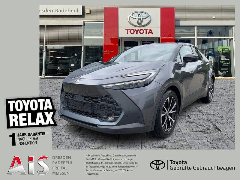 Grey metallic (1g3)/ black (202) Gebraucht 2024 Toyota C-HR Team SUV | 27.250 € (Fairer Preis) - Bild 1/3