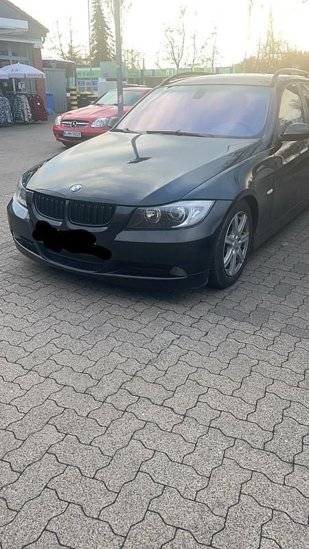 Schwarz Gebraucht 2005 BMW 320 Kombi | 1.450 € - Bild 1/4
