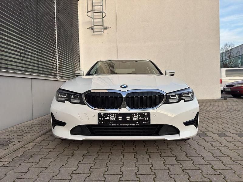 Gebraucht BMW 318 156 PS (114 kW) 2022 Weiß Limousine