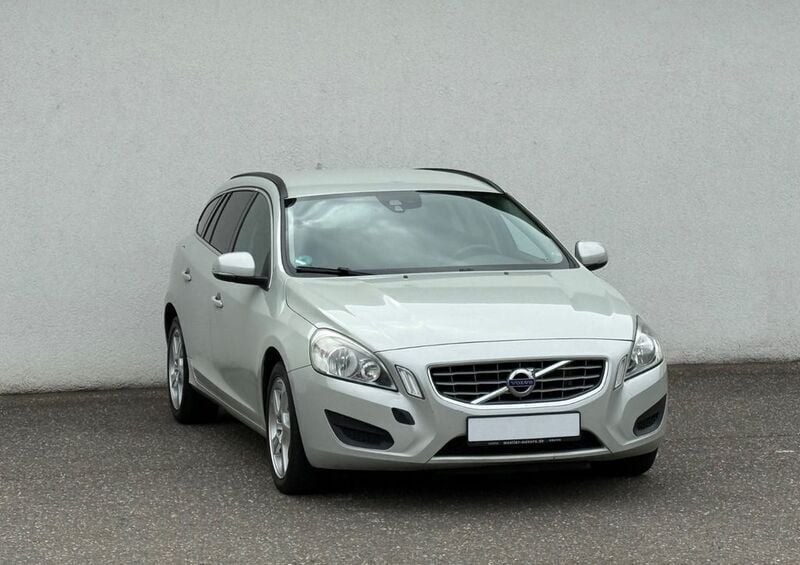 Weiß Gebraucht 2011 Volvo V60 Momentum Kombi | 4.499 € (Superpreis) - Bild 1/4