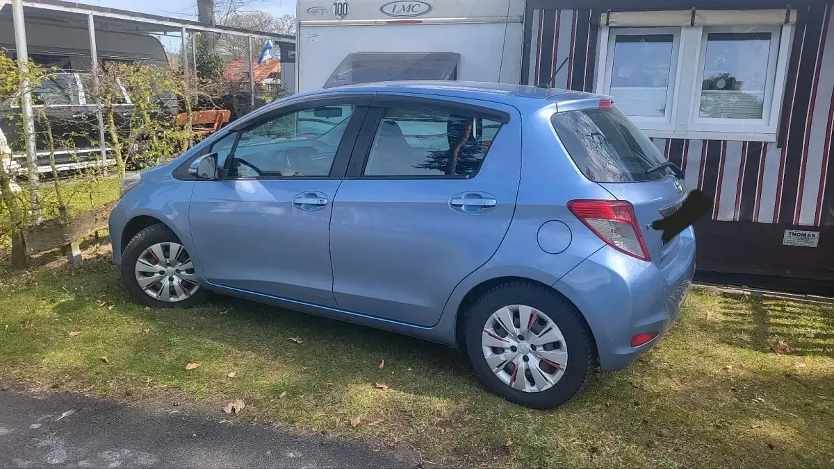 Używany Toyota Yaris 99 KM (72 kW) 2012 Niebieski Hatchback