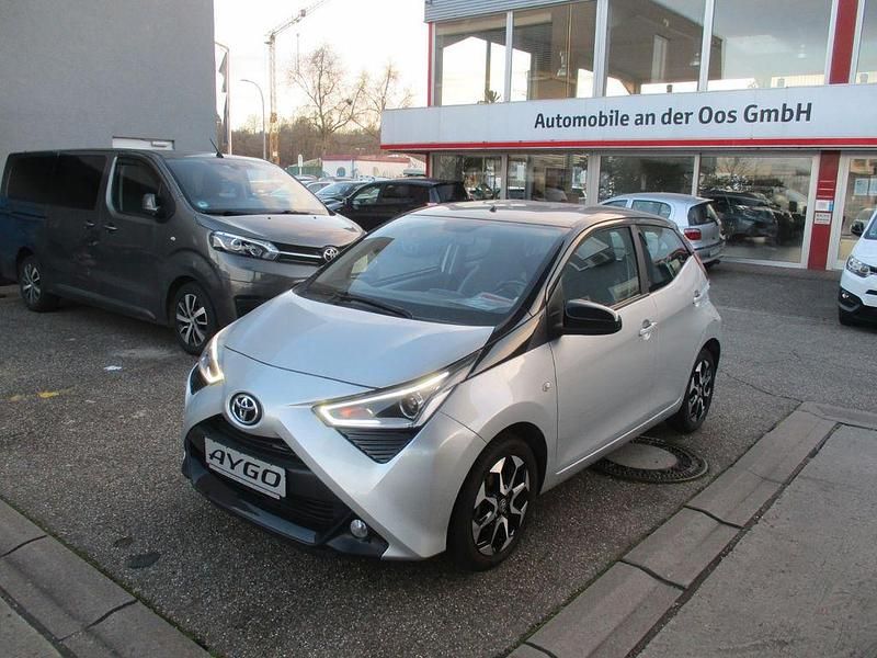 Silber Gebraucht 2019 Toyota Aygo X-play Kleinwagen | 14.490 € (Teuer) - Bild 1/4
