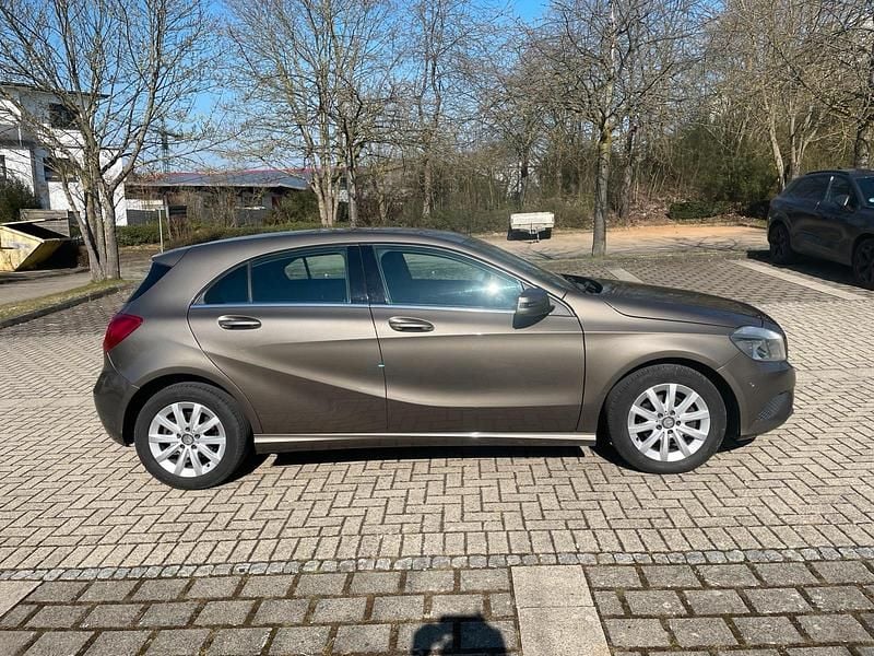 Gebraucht Mercedes A180 109 PS (80 kW) 2013 Braun Kleinwagen