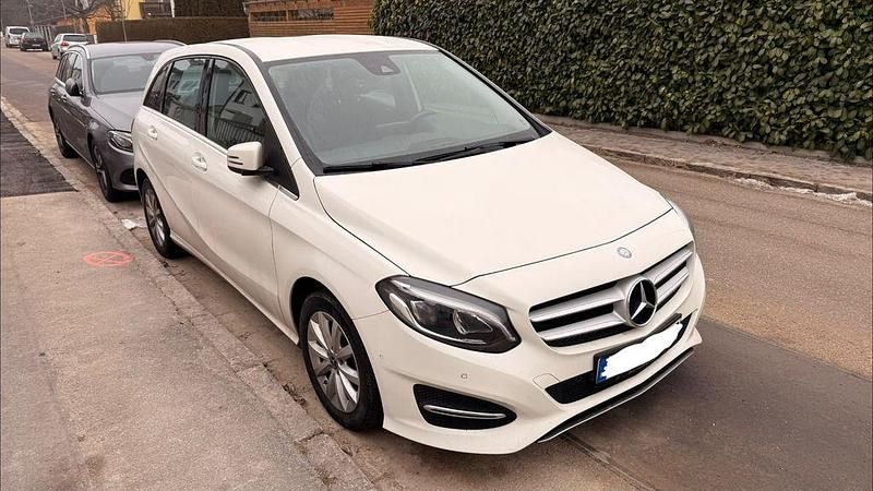 Weiß Gebraucht 2017 Mercedes B180 Van / Kleinbus | 13.900 € (Guter Preis) - Bild 1/4