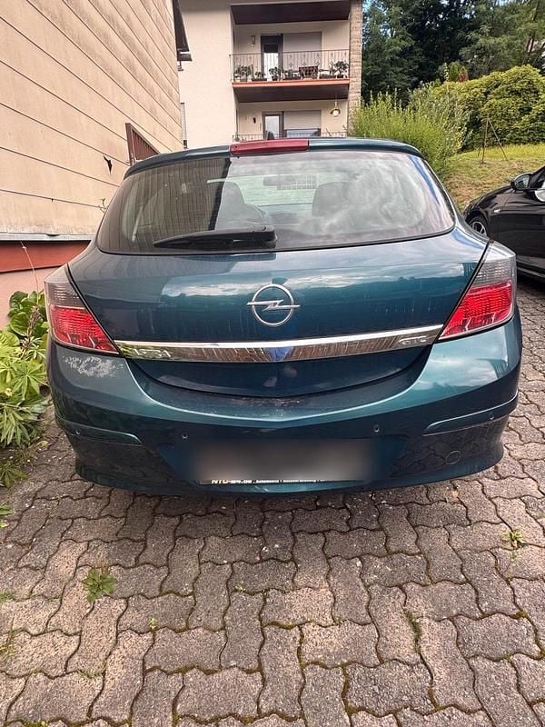 Grün Gebraucht 2006 Opel Astra GTC Coupé | 700 € - Bild 1/4