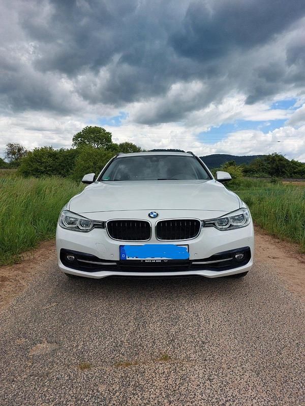 Weiß Gebraucht 2018 BMW 318 Sport Line Kombi | 14.950 € (Guter Preis) - Bild 1/4