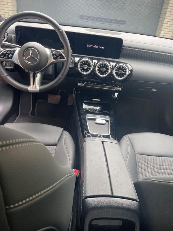 Grau Gebraucht 2023 Mercedes CLA180 Limousine | 33.900 € (Etwas zu teuer) - Bild 1/4