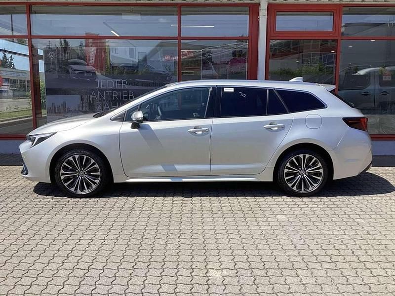 Neu Toyota Corolla 196 PS (144 kW) 2025 Cosmicsilber metallic Kombi