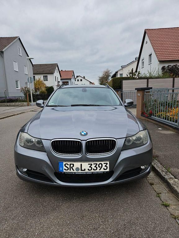 Gebraucht BMW 320 177 PS (130 kW) 2009 Grau Kombi