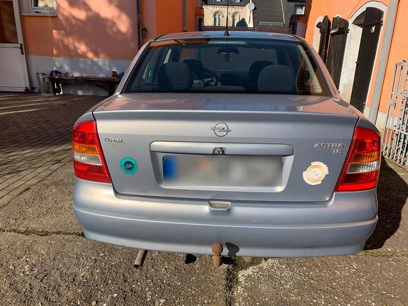 Gebraucht Opel Astra 90 PS (66 kW) 2000 Silber Limousine
