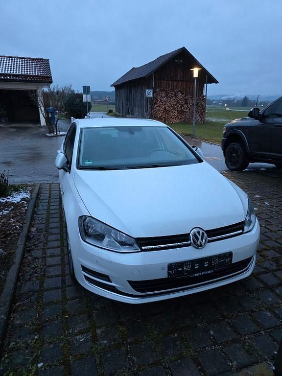 Weiß Gebraucht 2016 VW Golf VII LOUNGE Limousine | 10.900 € (Etwas zu teuer) - Bild 1/4