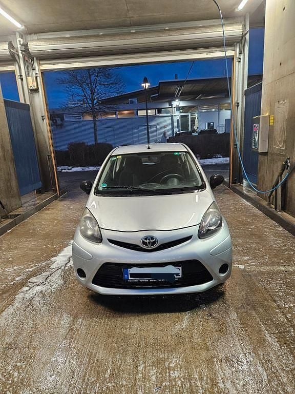 Gebraucht Toyota Aygo 68 PS (50 kW) 2013 Grau Kleinwagen