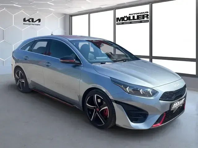 Gebraucht Kia ProCeed GT Comfort 204 PS (150 kW) 2024 Silber Kleinwagen