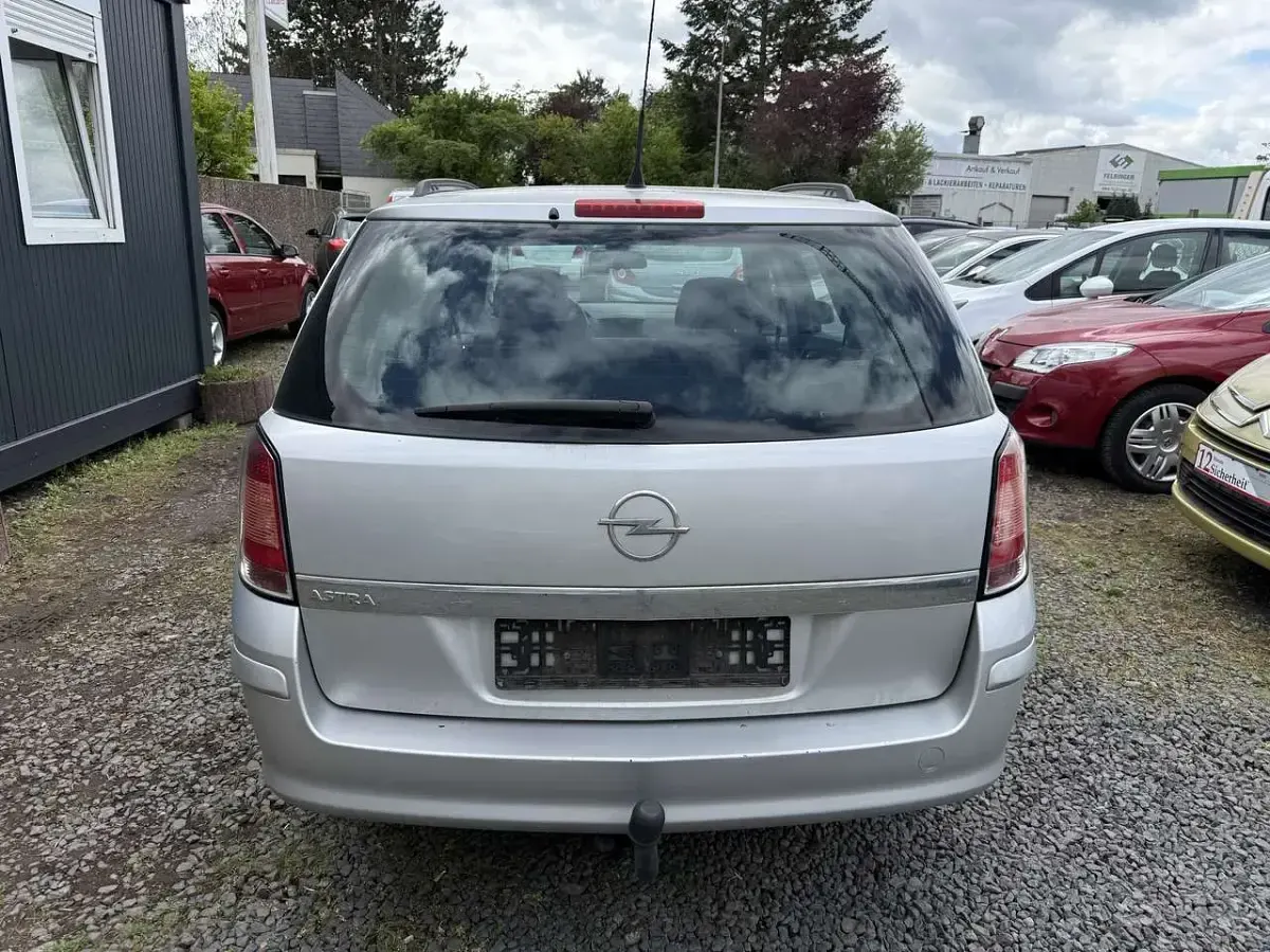 Usata Opel Astra Edition 90 CV (66 kW) 2006 Argento Station wagon