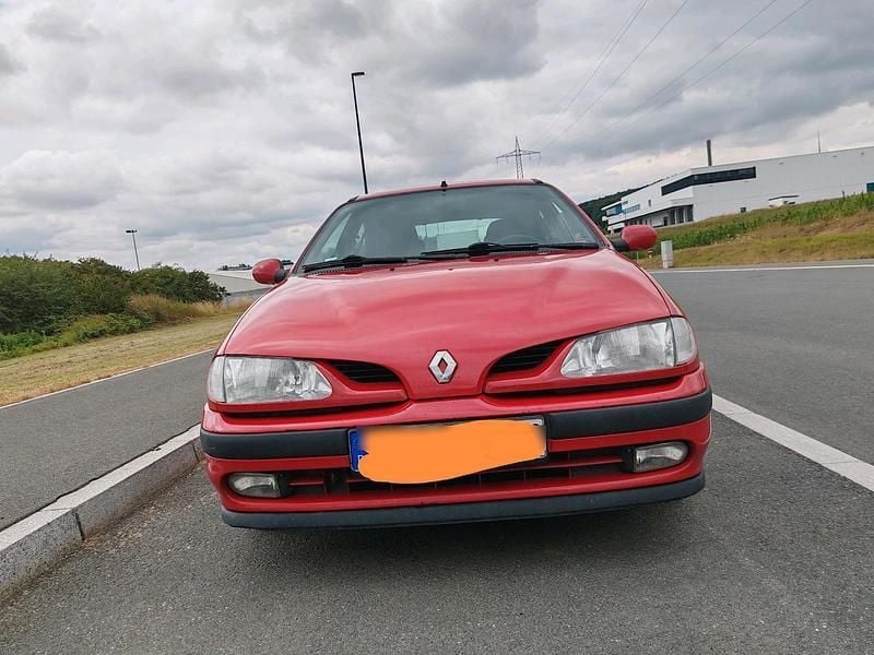 Rot Gebraucht 1997 Renault Mégane Limousine | 300 € - Bild 1/4