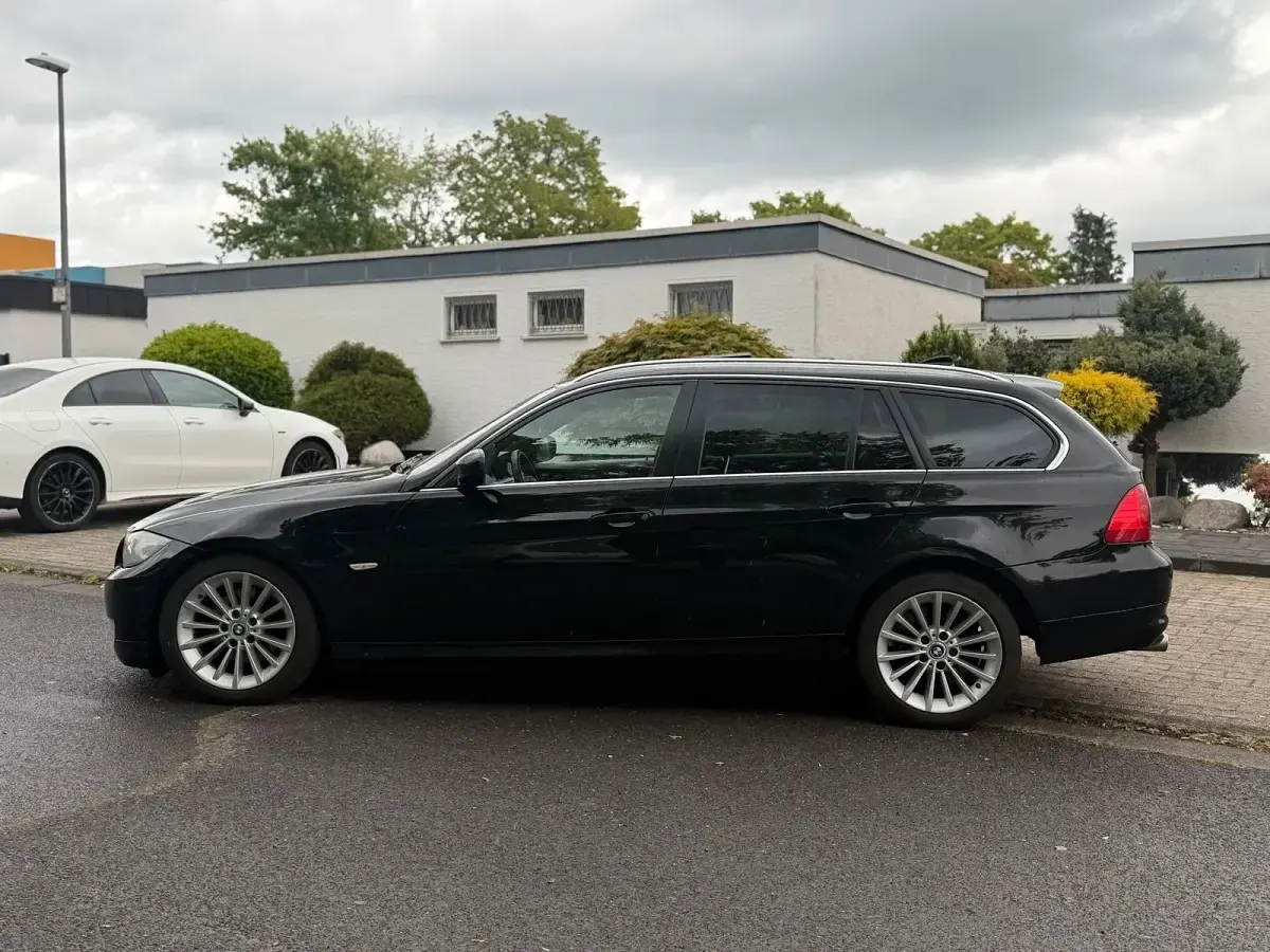 Gebraucht BMW 330 245 PS (180 kW) 2011 Schwarz Kombi