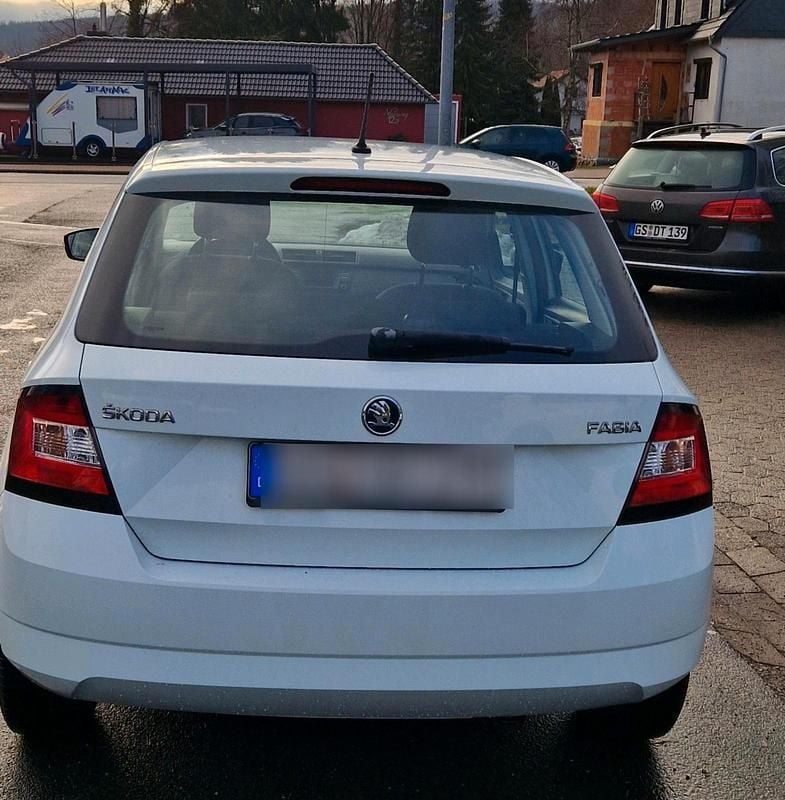Weiß Gebraucht 2015 Skoda Fabia Kleinwagen | 5.800 € (Fairer Preis) - Bild 1/4