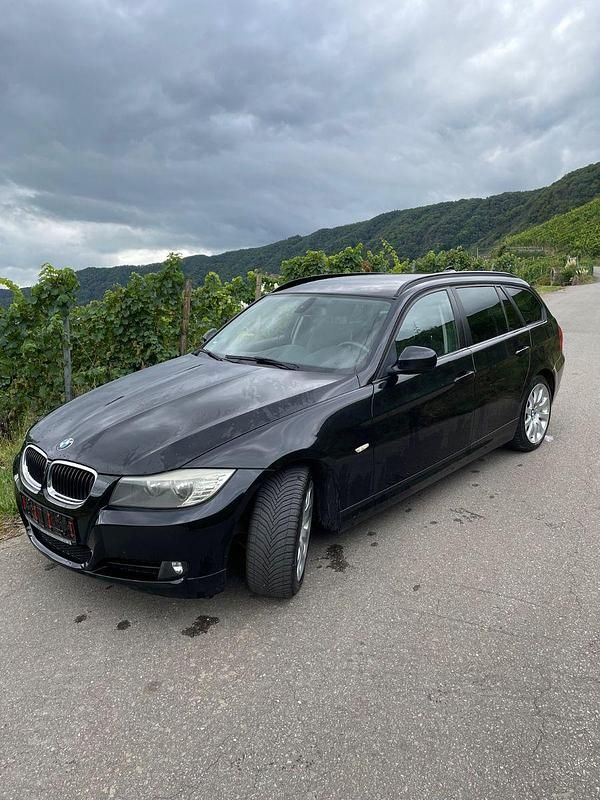 Schwarz Gebraucht 2010 BMW 318 Sport Line Kombi | 4.350 € (Fairer Preis) - Bild 1/4