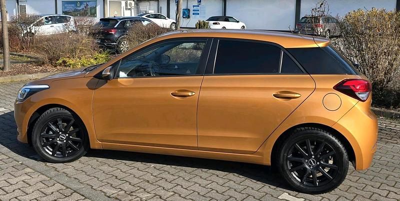 Gebraucht Hyundai i20 Trend 101 PS (74 kW) 2015 Orange Kleinwagen