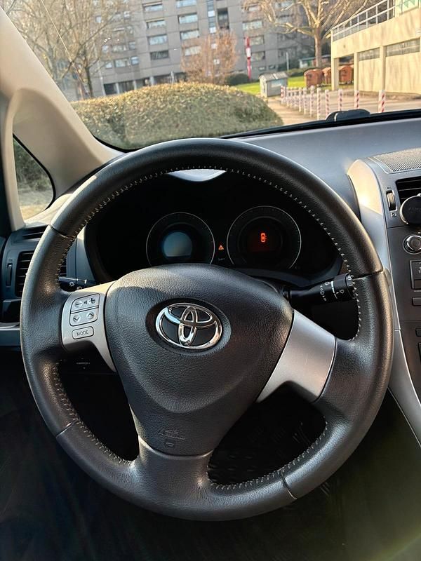 Gebraucht Toyota Auris 132 PS (97 kW) 2010 Schwarz Kleinwagen