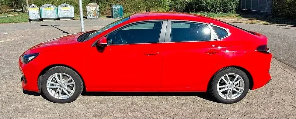 Gebraucht Hyundai i30 Style 120 PS (88 kW) 2018 Rot Limousine
