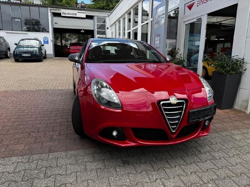 Rot Gebraucht 2013 Alfa Romeo Giulietta Veloce Kleinwagen | 5.290 € (Superpreis) - Bild 1/4