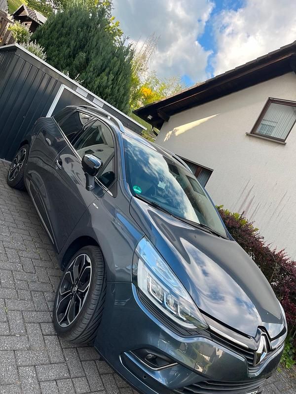 Grau Gebraucht 2018 Renault Clio GrandTour Bose Edition Kombi | 10.199 € (Fairer Preis) - Bild 1/4