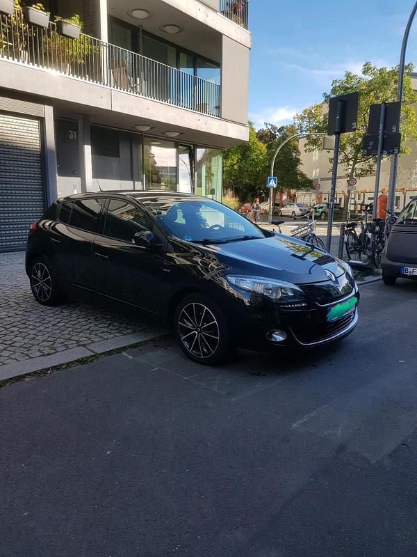 Schwarz Gebraucht 2012 Renault Mégane III Limousine | 3.900 € - Bild 1/4