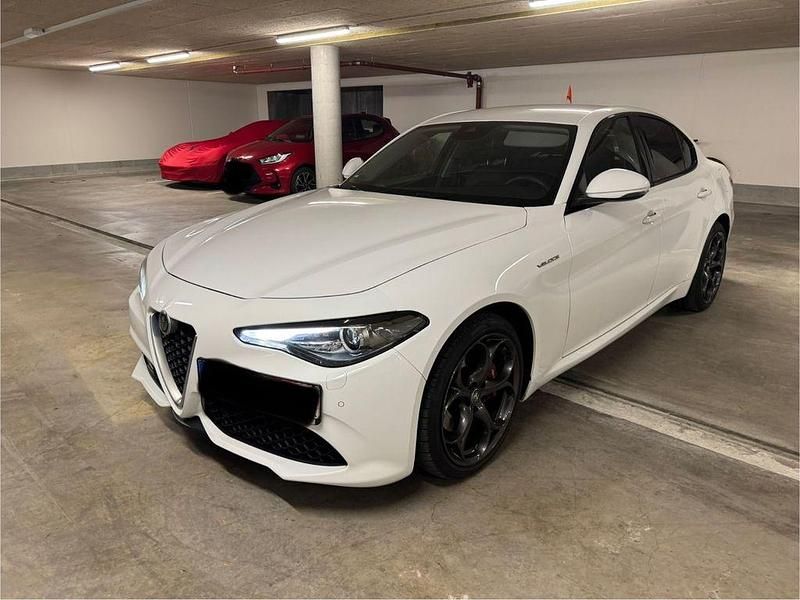 Weiß Gebraucht 2019 Alfa Romeo Giulia Ti Limousine | 16.800 € (Superpreis) - Bild 1/4