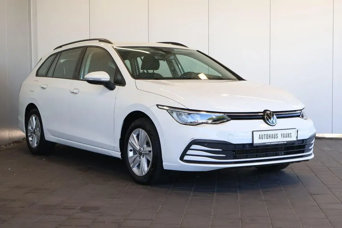 Gebraucht VW Golf VIII Life 150 PS (110 kW) 2022 Weiß Kombi