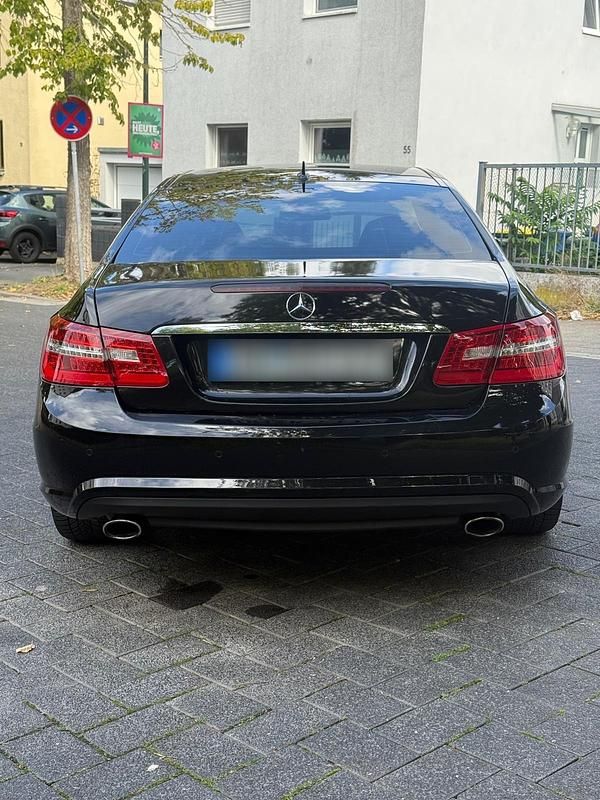 Gebraucht Mercedes E350 AMG 265 PS (194 kW) 2011 Schwarz Coupé