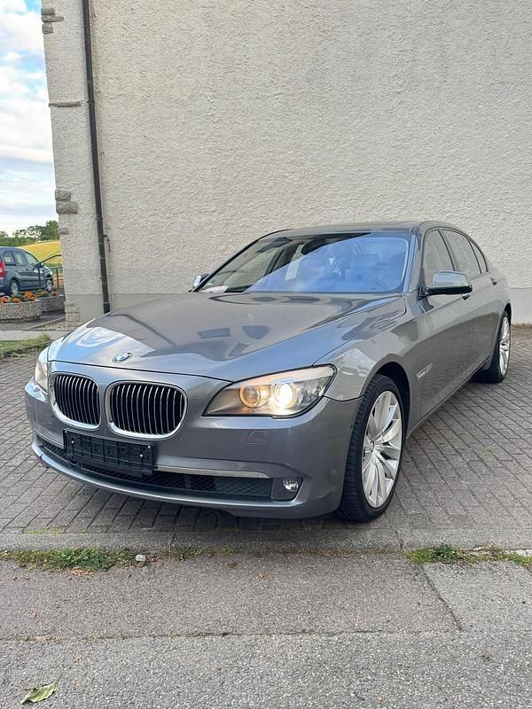 Grau Gebraucht 2010 BMW 750L Limousine | 11.900 € (Fairer Preis) - Bild 1/4