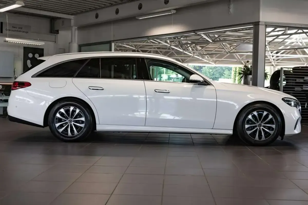 Gebraucht Mercedes E220 Avantgarde 197 PS (144 kW) 2025 Weiß Kombi