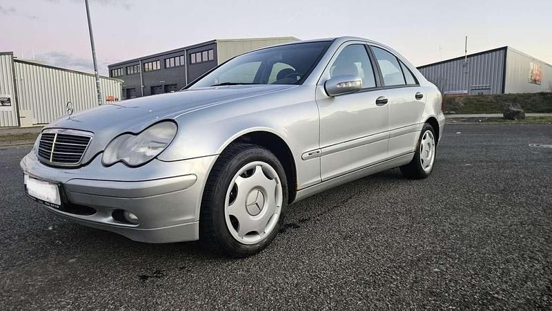 Grau Gebraucht 2001 Mercedes C180 Classic Limousine | 1.950 € (Guter Preis) - Bild 1/4