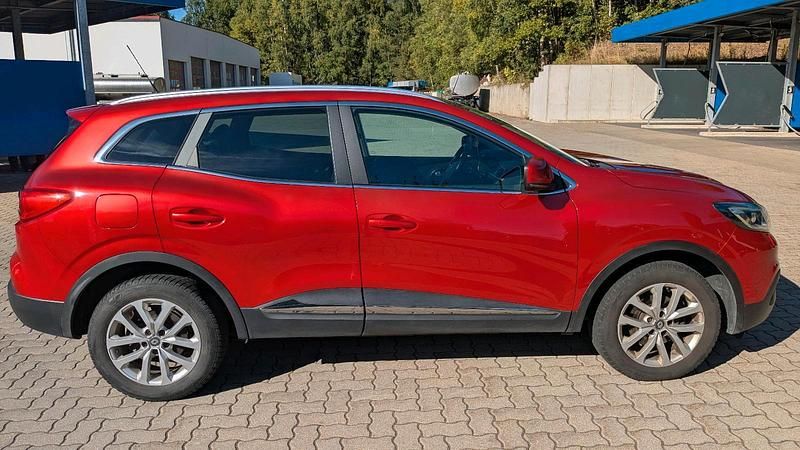 Rot Gebraucht 2015 Renault Kadjar SUV | 10.600 € (Fairer Preis) - Bild 1/4