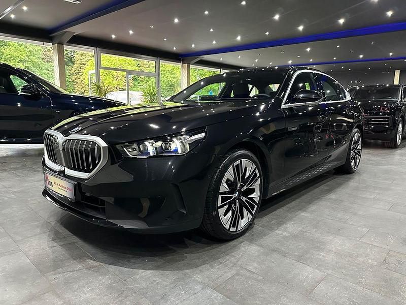Schwarz Gebraucht 2024 BMW 520 Performance Limousine | 48.990 € (Guter Preis) - Bild 1/4
