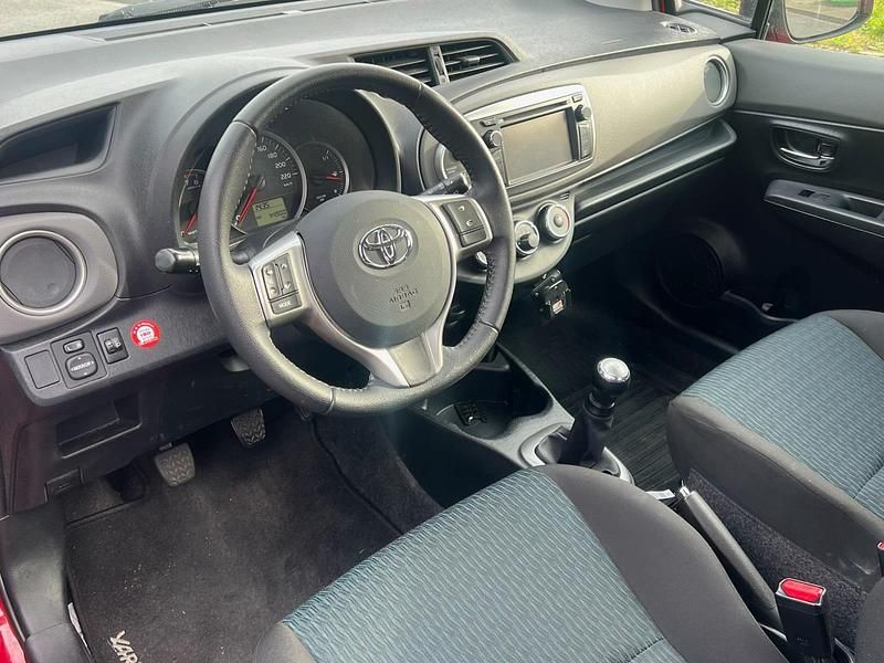 Gebraucht Toyota Yaris 69 PS (50 kW) 2012 Rot Kleinwagen