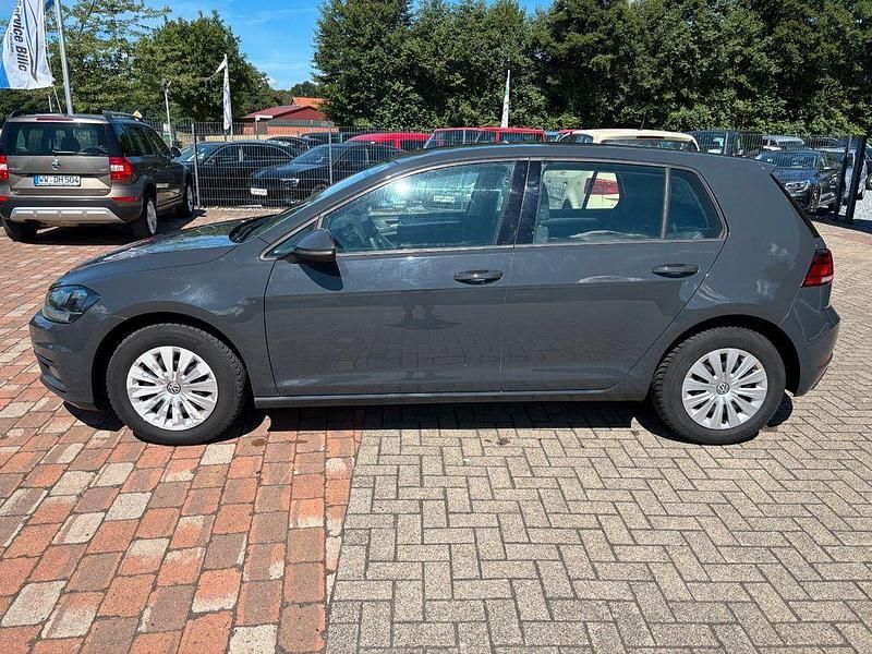 Gebraucht VW Golf VII Trendline 116 PS (85 kW) 2019 Grau Limousine